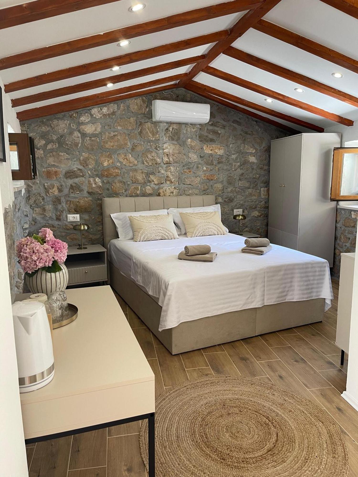 Monte Cristo Wines & Rooms Kuna Pelješka Extérieur photo